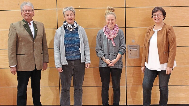 Die neugewählte Vorsitzende Birgit Schindler (2. von rechts), mit Bürgermeisterin Barbara Haimerl, Konrad Weinzierl und Kreisfachberaterin Susanne Deutschländer.
