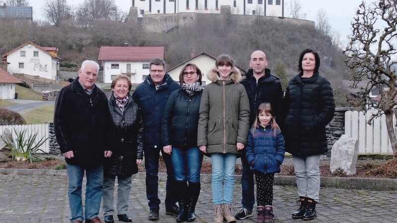 Der nunmehr 80-jährige Anton Weigl (li.) mit Ehefrau Rosemarie und weiteren Familienangehörigen.