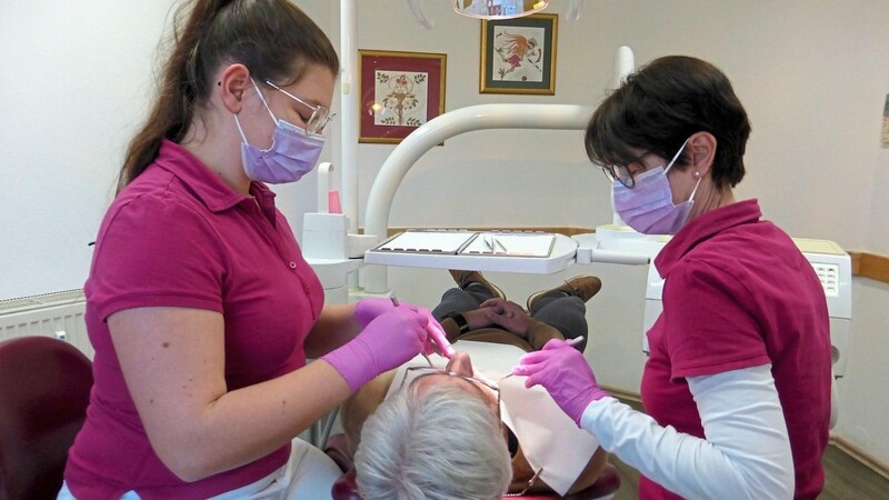 Zahnärzte und deren Personal arbeiten so nahe am Menschen wie kaum eine andere Berufsgruppe. Sie gehen damit auch ein besonders hohes Infektionsrisiko ein.