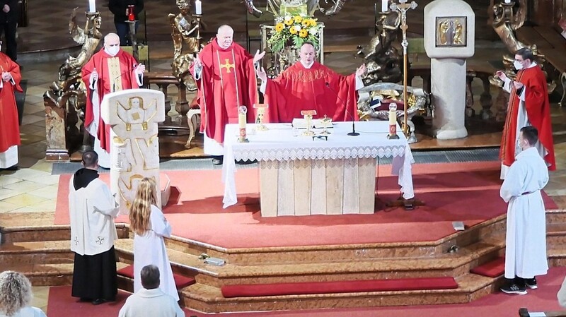 Am Altar feierte Dekan P. Martin mit den Konzelebranten die Eucharistiefeier zum Abschluss des Dekanates Bogenberg-Pondorf.