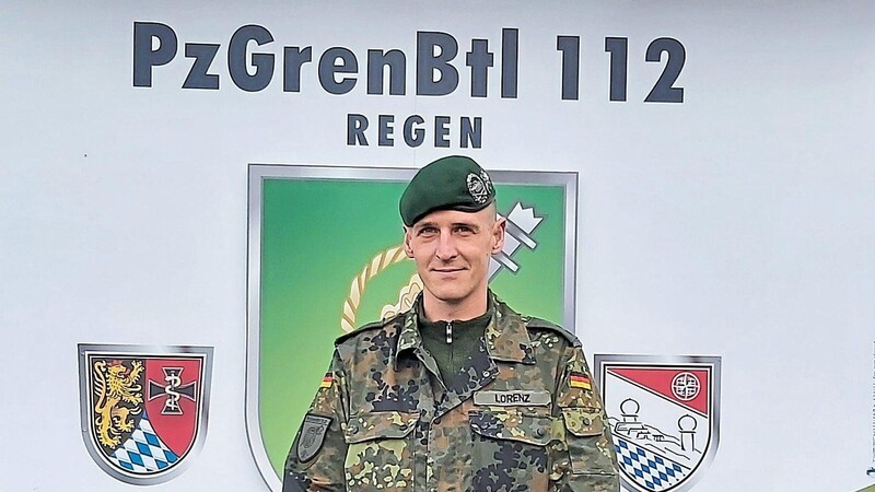 Presseoffizier Oberleutnant Sebastian Lorenz vor der Bayerwald-Kaserne in Regen. Die Regener Panzergrenadiere unterstützen derzeit Altenheime, Kliniken und Behörden auch über den Kreis Regen hinaus.