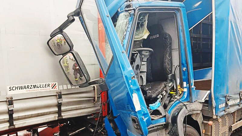 Ein Lastwagenfahrer fuhr mit großer Wucht auf einen stehenden Sattelzug auf - der Notarzt konnte den Fahrer nicht mehr retten.
