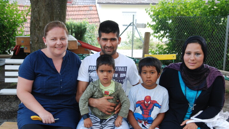 Amir (Zweiter von rechts) mit seiner Familie und Annette Zebrala (links) von der Flüchtlingsberatungsstelle der Caritas (Foto: ab)