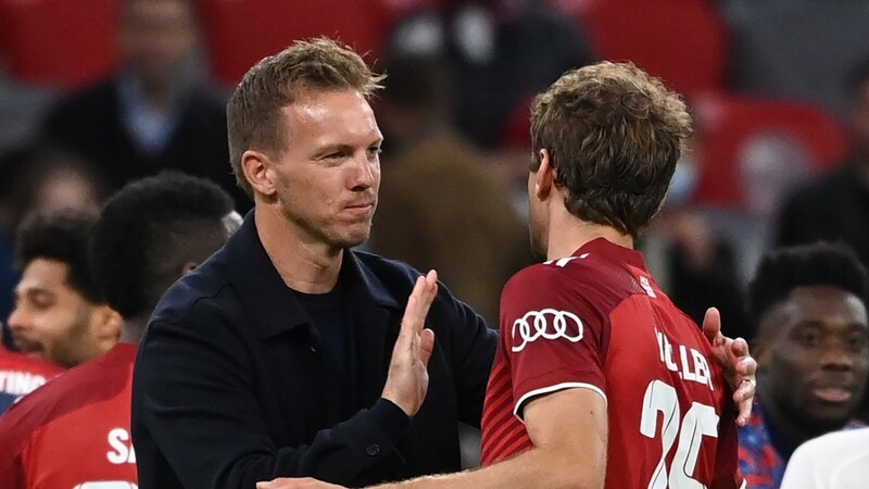 Sieht nach dem klaren 5:0-Sieg seiner Mannschaft gegen Kiew immer noch Luft nach oben: Bayern-Trainer Julian Nagelsmann (l.).