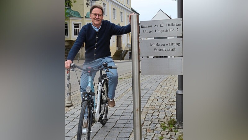 Bürgermeister Hans Sailer kommt jeden Tag mit dem Fahrrad in sein Büro im Rathaus des Marktes Au in der Hallertau.