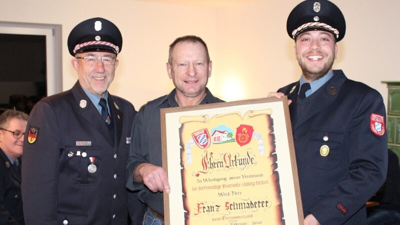 Die beiden Vorstände Ludwig Kalz (links) und Johannes Traurig (rechts) überreichten die Urkunde zum Ehrenmitglied.