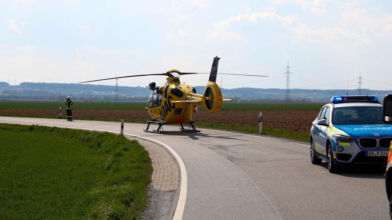 Eine junge Motorradfahrerin kam am Karfreitag bei Osterhofen von der Fahrbahn ab und stürzte in ein angrenzendes Feld.