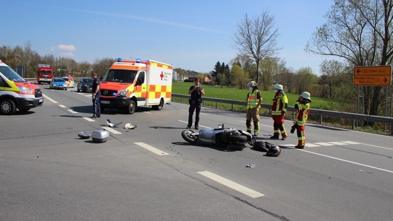 Rettungsdienst, Polizei und Feuerwehr im Einsatz: Ein Rollerfahrer stieß bei Willmering mit einem Auto zusammen.