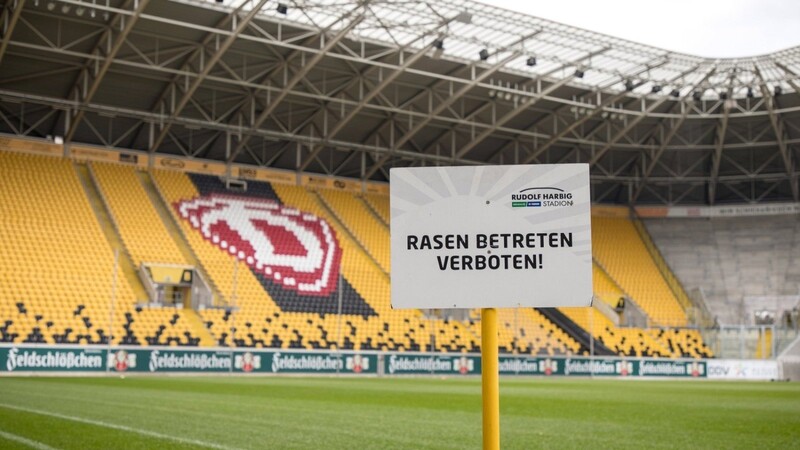 DAS VERBOTSCHILD im Dresdner Fußballstadion gilt zumindest vorläufig auch für die Dynamo-Spieler.