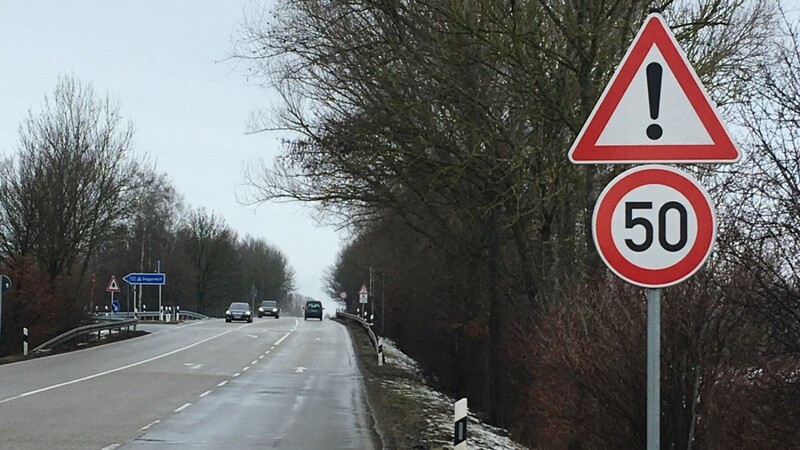 An der Autobahnbrücke über die A 92 wurde die Geschwindigkeit auf 50 km/h begrenzt.