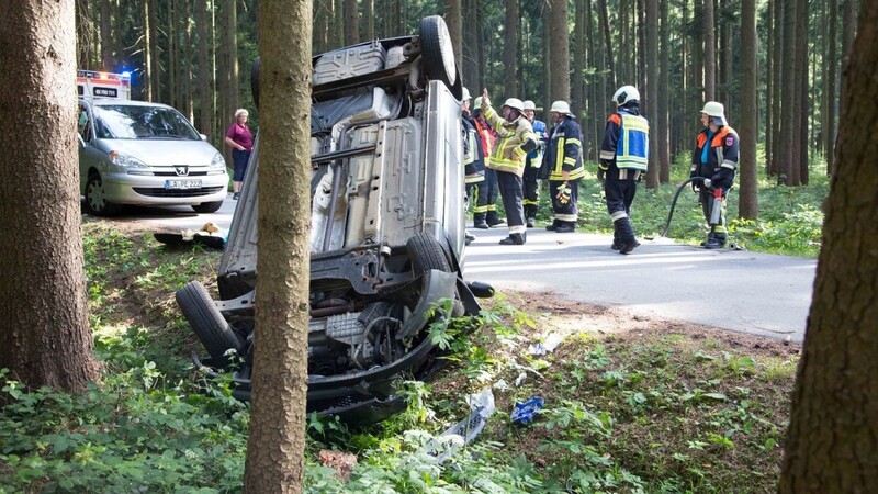 Unfall am Pfingstmontag in einem Waldstück bei Frontenhausen (Kreis Dingolfing-Landau). Dabei wurde ein 75-jähriger Mann schwer verletzt.