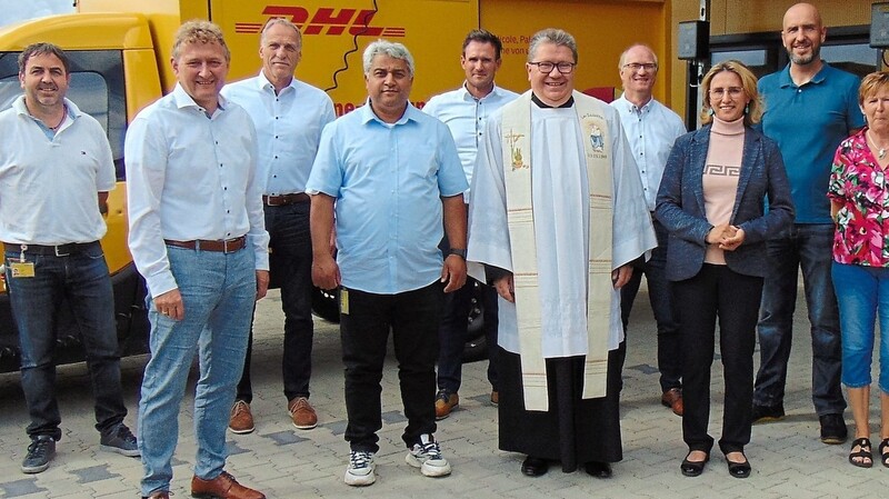 Einige Mitarbeiter sowie Pfarrer Josef Jacek und Priesterin Maria Simon (3.v.r.), Bürgermeister Josef Beham (2.v.l.) und Niederlassungsleiter Bernd Kloos (3.v.l.).