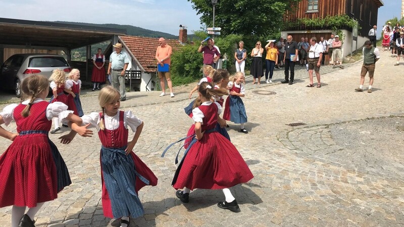 Die Kindertanzgruppe des Trachtenvereins führt am Dorfplatz schwungvolle Tänze auf.