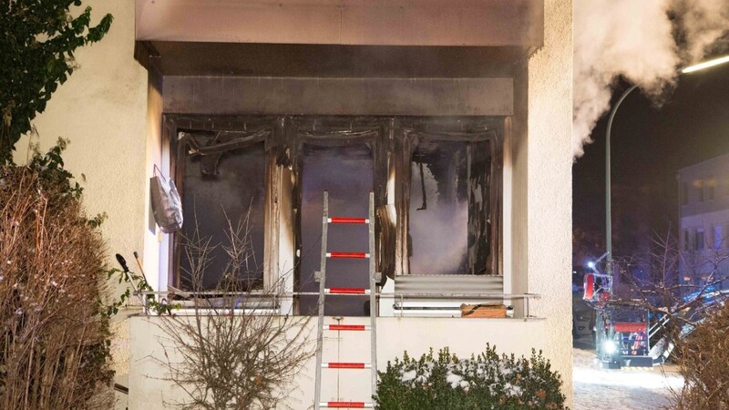 In der Nacht auf Freitag stand eine Wohnung in einem Mehrfamilienhaus in Landshut in Flammen.