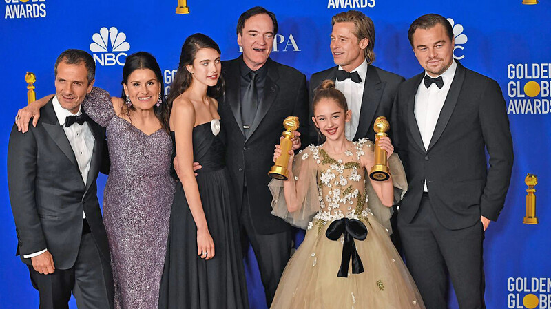 Drei Golden Globes für "Once Upon a Time in Hollywood" (von links): David Heyman, Shannon Mcintosh (Produzenten), Schauspielerin Margaret Qualley, Regisseur Quentin Tarantino (Bestes Drehbuch) neben Brad Pitt (Bester Nebendarsteller), Julie Butters (vorn) und Leonardo DiCaprio