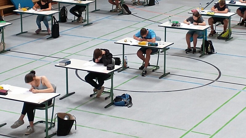 Schüler der Mittelschule Viechtach am Dienstagvormittag bei der Deutschprüfung in der Turnhalle.