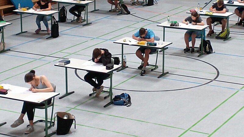 Schüler der Mittelschule Viechtach am Dienstagvormittag bei der Deutschprüfung in der Turnhalle.