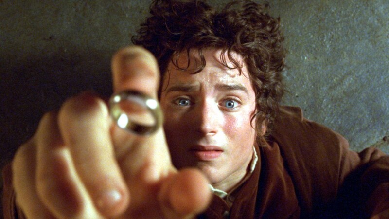 Elijah Wood als Hobbit Frodo in einer Szene aus dem Kinofilm "Der Herr der Ringe - Die Gefährten". Fast 20 Jahre nach den Dreharbeiten haben die Stars aus dem Film am Wochenende ein digitales Wiedersehen gefeiert.