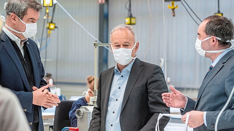 Die Firma Zettl um Geschäftsführer Reinhard Zettl (Mitte) hat für den Freistaat Masken produziert. Ministerpräsident Markus Söder (l.) und Wirtschaftsminister Hubert Aiwanger (r.) besuchten deshalb im April 2020 das Werk.