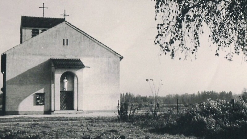 Im Jahr 1955 stand die Kirche noch ganz alleine.