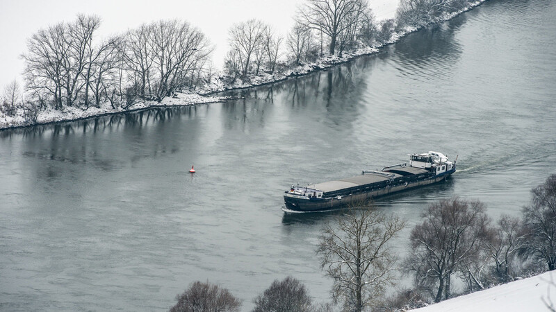Ein Frachtschiff fährt am 22.01.2013 nahe Bogen auf der Donau. Foto: Armin Weigel/dpa