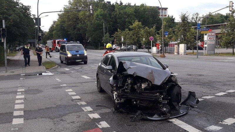 Am frühen Dienstagmorgen kam es in Landshut zu einem Unfall zwischen einem Auto und einem Bus. Der 35-jährige Autofahrer hatte zuvor die Vorfahrt missachtet.