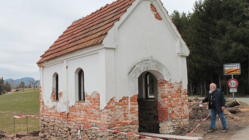 Inzwischen wird die Kapelle saniert, hier Initiator Franz Rainer an der Baustelle.