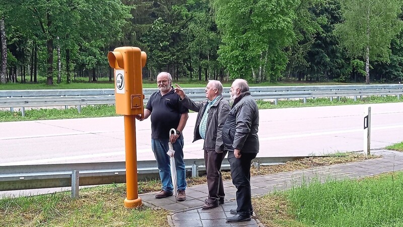 Die ACE-Tester Friedrich Linnert, Werner Katschke und Ernst Richter an der Notrufsäule auf dem Rastplatz "Großmuß" der A 93.