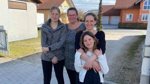 Stefanie, Lea, Kristina und Lisa haben Gutsi in Cham-Janahof gefunden.