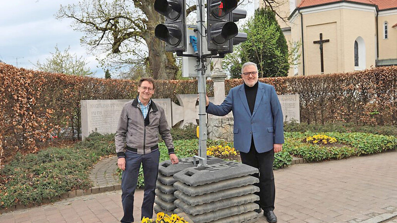 Bürgermeister Hans Sailer (links) und Bundestagsabgeordneter Erich Irlstorfer sind froh über die neue Ampellösung.
