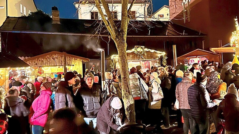 Viele fanden am Freitagabend zum Further Christkindlmarkt am Fuße des Stadtturms. Dieser durfte aufgrund des von der Bundesregierung verhängten Beleuchtungsverbots von Denkmälern und öffentlichen Gebäuden nicht angestrahlt werden.