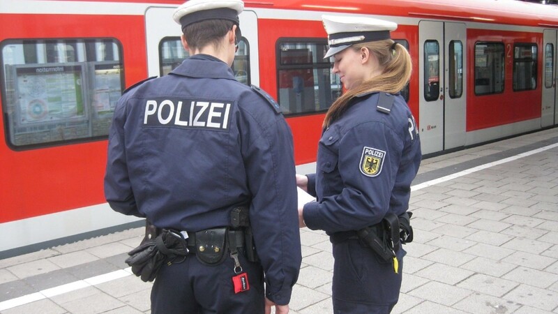 Streife der Bundespolizei am Bahnsteig