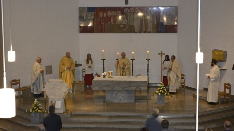 Festlich wurde in der Pfarrkirche St. Michael das Jubiläum gefeiert. Am Altar: einer der damaligen Praktikanten, Monsignore Wolfgang Riedl, später Pfarrer von St. Martin in Deggendorf.
