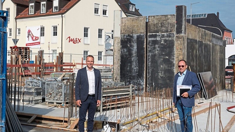 Bürgermeister Armin Grassinger (links) und Stadtbaumeister Michael Breitenwinkler begutachteten den Baufortschritt am Wollanger.