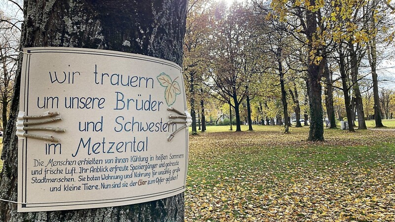 Rund 50 solcher Plakate hängen seit Freitag an den Bäumen der Stadt. Es handelt sich dabei um eine Protestaktion des Bündnisses "Landshut muss handeln" gemeinsam mit den "Fridays for Future" und "Extinction Rebellion Landshut".
