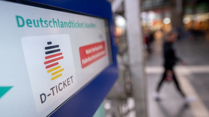 Das Deutschlandticket gibt es ab sofort im Verkehrsbüro der Stadtwerke an der Heerstraße in Papierform.