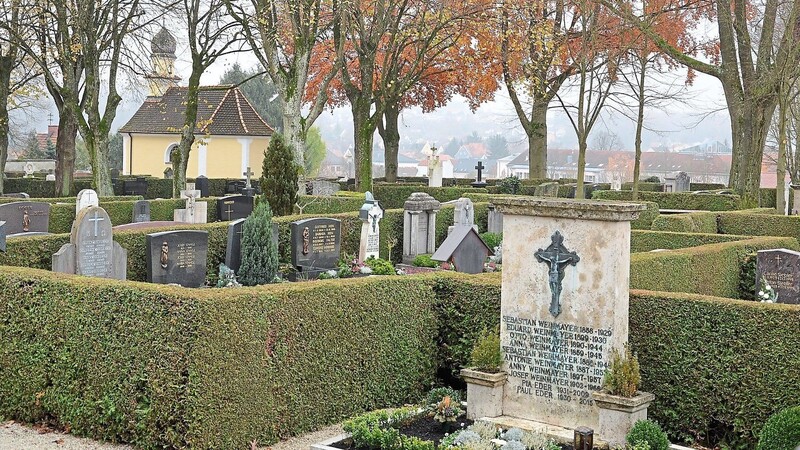 Die Grabsteine im Mainburger Friedhof werden überprüft.