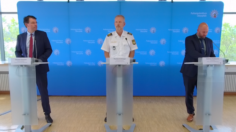 Oberstaatsanwalt Thomas Rauscher, Polizeivizepräsident Thomas Schöniger und Kriminalrat Andreas Rußwurm gaben details zu der vergewaltigung einer jungen Frau in Regensburg bekannt.
