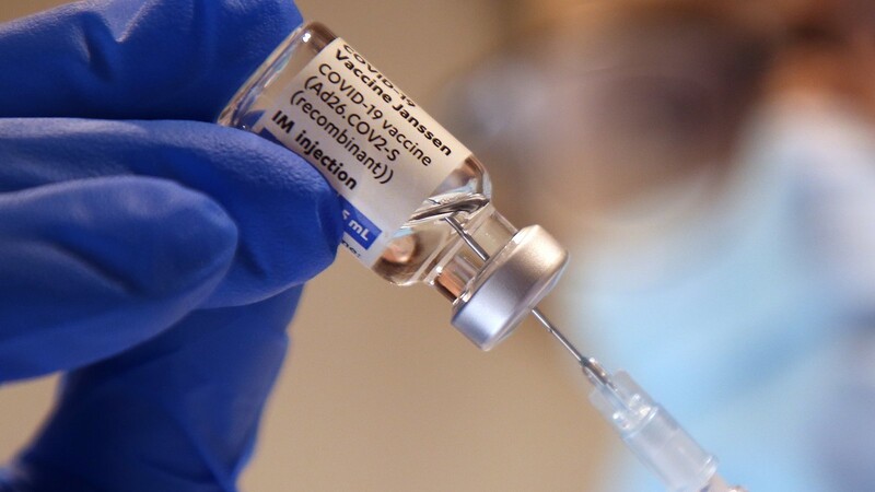 Wer mit dem Coronaimpfstoff von Johnson & Johnson geimpft wurde, sollte laut der Ständigen Impfkommission eine zusätzliche mRNA-Impfstoffdosis für einen besseren Schutz erhalten. Ursprünglich galt eine Spritze als ausreichend für den vollen Schutz.