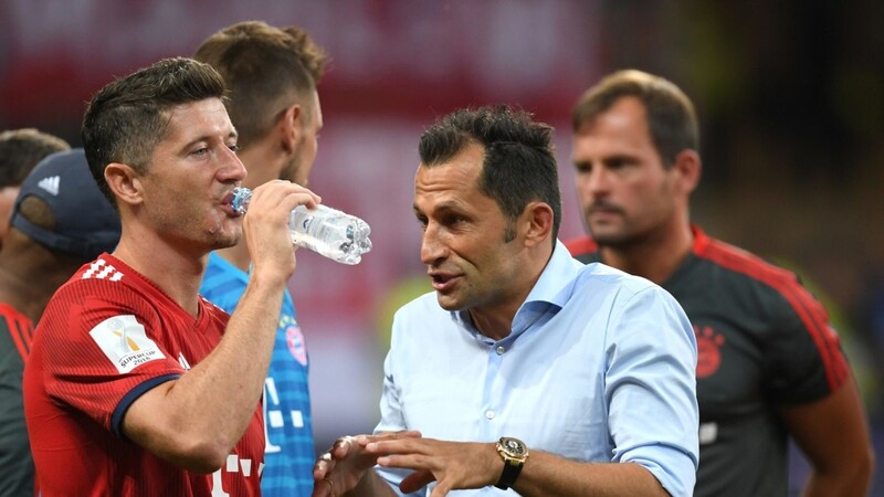 Über was sich Bayerns ehemaliger Topstürmer Robert Lewandowski (l.) und Sportvorstand Hasan Salihamidzic so angeregt unterhalten haben, ist nicht bekannt. Salihamidzic kritisierte nun aber nochmal das Verhalten von Lewandowski im Transferpoker.