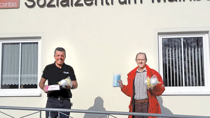 Carlo Schaubeck (links) und Peter Fischer vor dem Caritas-Sozialzentrum in Mainburg bei der Übergabe der Schutzmasken.