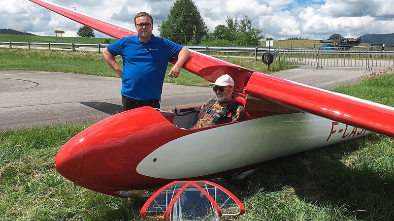 Das Segelflugzeug vor dem Erstflug nach 49 Jahren, mit den zwei neuen Besitzern David Hofmann und Johannes Fischer (re.).