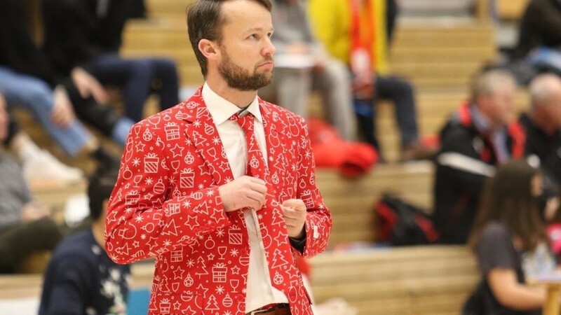 Andreas Urmann, Trainer des TV Dingolfing, zeigt im letzten Spiel des Jahres mit seinem Anzug seine Vorfreude auf Weihnachten. Aber auch die Leistung seiner Mannschaft in der bisherigen Saison ist ein Grund zur Freude für den Coach.