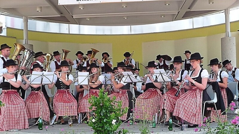 Die Mitglieder der Musikgesellschaft Aich sind oft unterwegs. Das Bild entstand 2017 beim internationalen Musikantentreffen in Kirchberg in Tirol. Links ist Dirigent Johannes Winbeck am Bariton zu sehen. Vorsitzender Wolfgang Prost (hinten, Sechster von links) spielt ebenfalls Bariton.