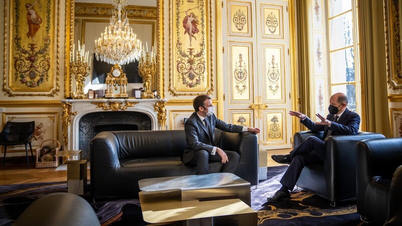 Seine erste Auslandsreise als Bundeskanzler führte Olaf Scholz (SPD, r.) nach Paris zu Emmanuel Macron.