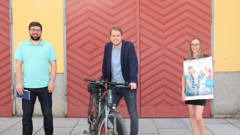 Startbereit: Radverkehrsbeauftragter Tobias Pössnicker (v.l.), Bürgermeister Matthias Kohlmayer und Kulturamts-Mitarbeiterin Pia Wimmer.