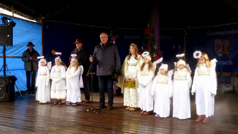 Pfarrer Johann Wutz, Bürgermeister Sepp Schmid, Landrat Franz Löffler und Christkind Nadine Eckl mit Engelschar standen zu Beginn der elften Arracher Seeweihnachtzusammen auf der Bühne.