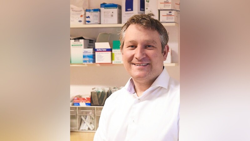 Tobias Müller ist ein 44-jähriger Arzt aus Weiden. Schon vor Jahren hat er bei einer Studie für einen Tollwut-Impfstoff mitgemacht. In diesem Sommer machte er an einer Curavec-Studie für ein Covid-Impfstoff mit.