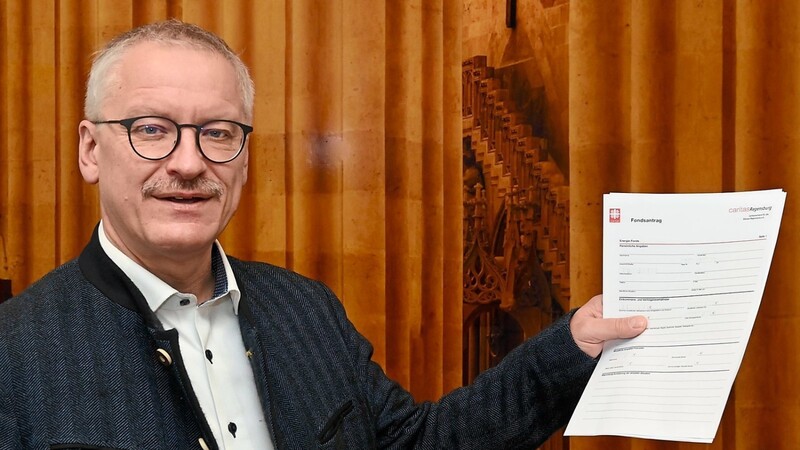 Diözesan-Caritasdirektor Michael Weißmann mit dem Antrag auf Energiehilfe.