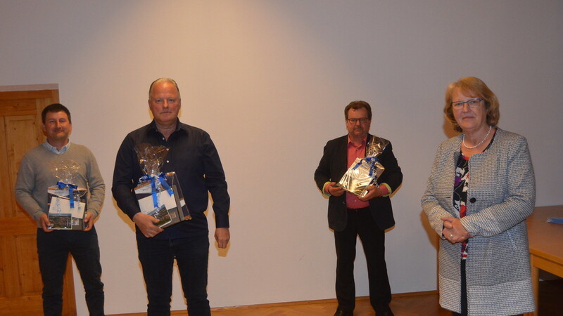 Diese drei Gemeinderäte verabschiedete Bürgermeisterin Luise Hausberger zum Ende der Sitzungsperiode: Georg Nöscher, Axel Sehlhoff und Johann Hanslbauer (von links).